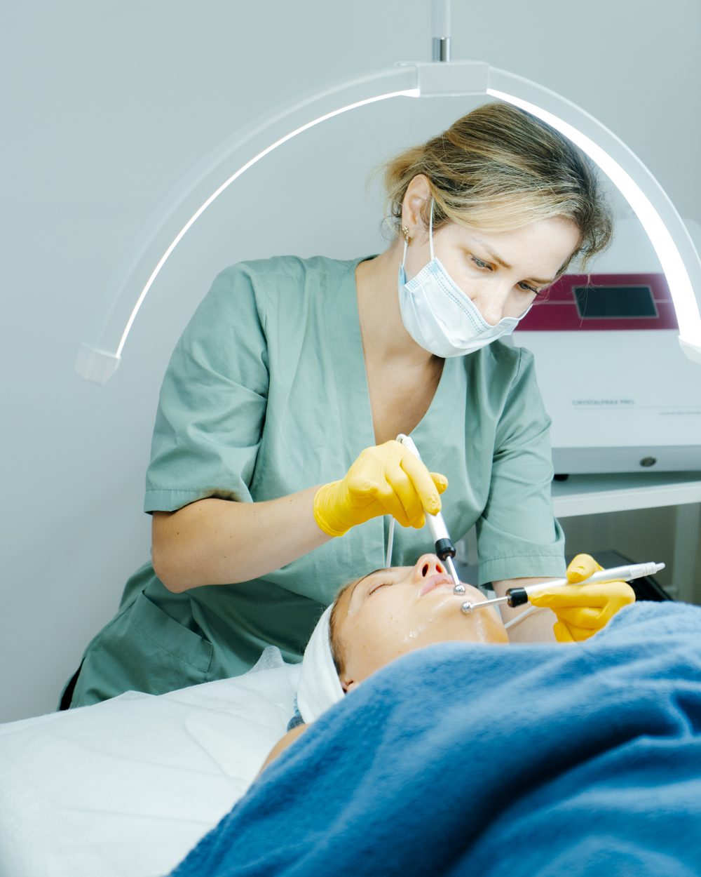 Soin du visage réalisé au cabinet Dermaelle Paris